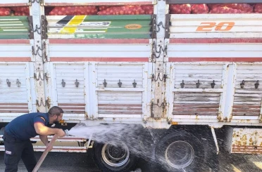 Siirt’te seyir halindeki kamyonet alev aldı 