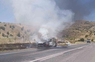 Siirt’te seyir halindeki otomobil alev aldı 