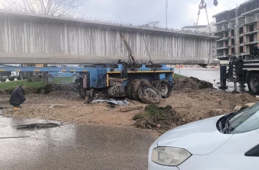 Siirt’te tıra yüklü 50 metrelik köprü kirişi kavşakta takılı kaldı: Yol saatlerdir ulaşıma kapalı 