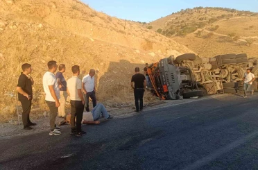 Siirt’te virajı alamayan tır devrildi: 1 yaralı 