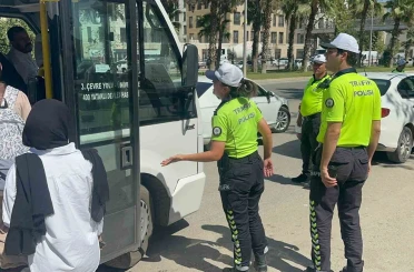 Şikayetini dile getiren sürücü ile trafik polisleri arasında gerginlik 