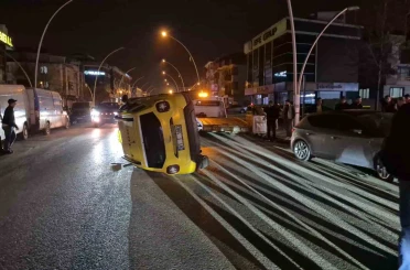 Sıkışan trafikte kontrolden çıkan taksi yan yattı 