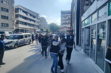 Silahla vurdukları adamı darbederek öldürdüler: Cinayet anı kamerada 