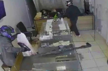Silahlı 2 hırsız, 3 dakika içerisinde kuyumcuyu soydu... Korku dolu anlar kamerada 