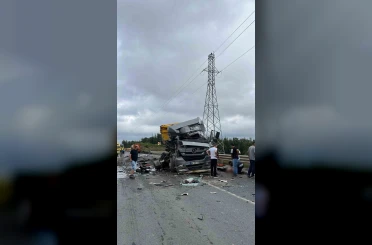 Şile’de korkunç kaza: Çarpışan 2 tır adeta paramparça oldu 