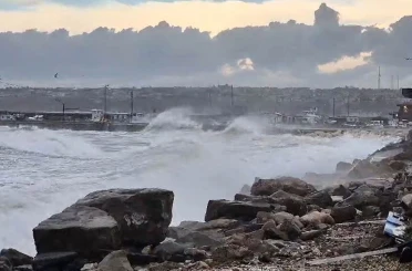 Silivri Sahilinde lodos alarmı: Dev dalgalar kıyıyı dövdü 