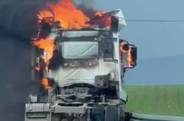 Silopi’de alev alev yanan tır kullanılmaz hale geldi 