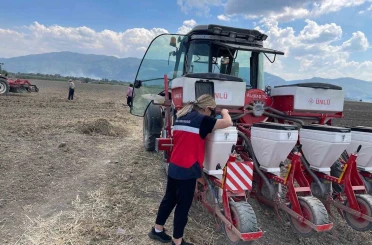 Simav’da silajlık mısır demonstrasyonu için tohum ekimi gerçekleştirildi 