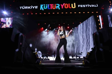 Simge, Malatya’da sevilen şarkılarıyla sahne aldı 