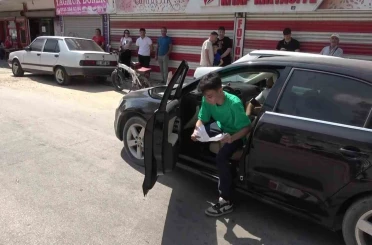 Sınava 1 dakika kala yetişti, aracının el frenini çekmeden araçtan fırlayıp okula koştu 