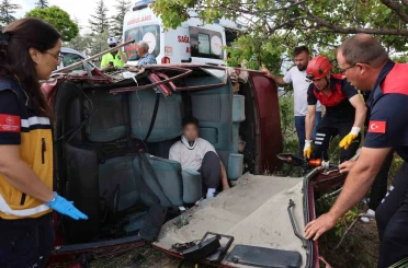 Sınava yetişmek isterken kaza yaptılar: 3 yaralı 