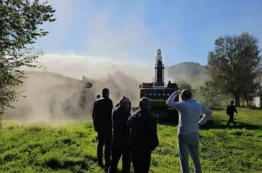 Sındırgı’da 52 yıllık evli çift depremde ağır hasar gören evlerinin yıkılışını gözyaşlarıyla izledi 