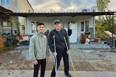 Sındırgı’da deprem sonrası yaralar sarılıyor 