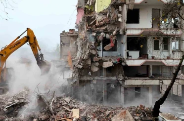 Sındırgı’da deprem sonrası yıkımlar yeniden başladı 