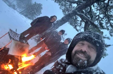 Sındırgı’da zirveye çıkıp kar altında mangal yaktılar 