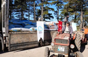 Sındırgılı depremzede çiftçilere hayvan yemi desteği 