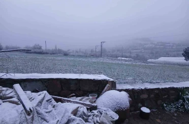 Sındırgı’nın yüksek kesimlerinde kar, merkezde yağmur etkili oldu 