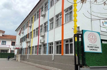 Sınıfın düşen tavan sıvası 3 öğrenciyi yaraladı 
