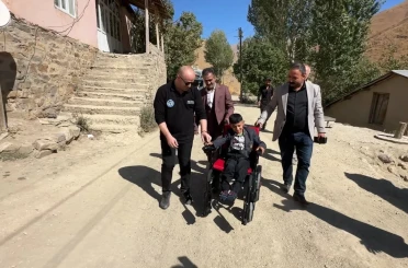 Sınır köyündeki iki özel çocuğun yüzü hasta yatağı ve akülü sandalyeyle güldü