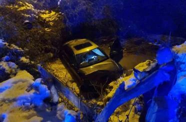 Sinop’ta buzlanan yolda otomobil dereye uçtu: 1 yaralı 