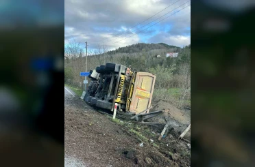 Sinop’ta kamyon devrildi: Sürücü yaralandı 