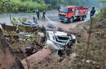 Sinop’ta kum yüklü kamyon devrildi 