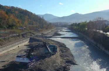 Sinop’ta sel ve taşkınlara karşı çalışmalar sürüyor 