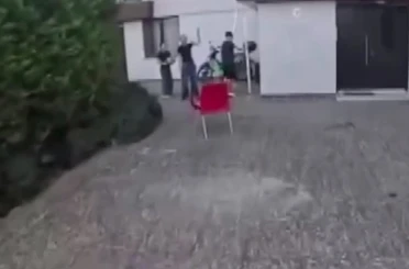 Siparişe gitti, kahraman oldu: Çatıda mahsur kalan çocuğu kurye kurtardı 