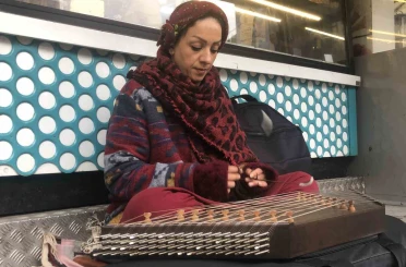 Sıra dışı müzik aleti ile sokakta sanatını devam ettiriyor 