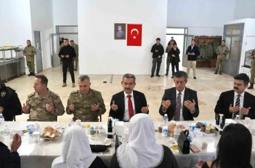 Şırnak protokolü şehit emanetleri ile aynı sofrada 