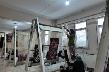 Şırnaklı kadınların ilmek ilmek işlediği halılar, 3 ayda tamamlanıyor 