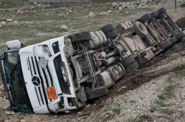 Şırnak’ta atık su tankeri devrildi, sürücü yaralandı 