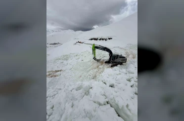 Şırnak’ta çığ düşen yolu açmak için ekipler seferber oluyor 