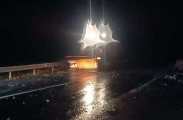 Şırnak’ta dağdan kopan kaya parçaları yolu trafiğe kapattı 