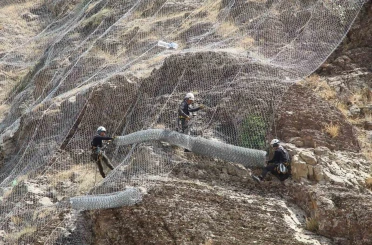 Şırnak’ta kaya düşmelerine karşı 15 bin metrekarelik çelik ağ ve sensörlü bariyer sistemli önlem 