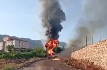 Şırnak’ta yol çalışmasında hasar gören petrol borusu alev aldı 