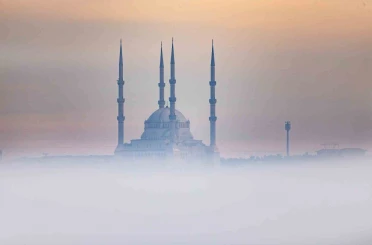 Sis denizinde kaybolan Diyarbakır’da, minareler görsel şölen sundu 
