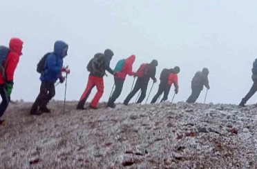 Sis ve fırtınaya rağmen Ağrı Dağı’nda zirveye ulaştılar 