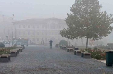 Sivas’ın tarihi kent meydanı sislere gömüldü 