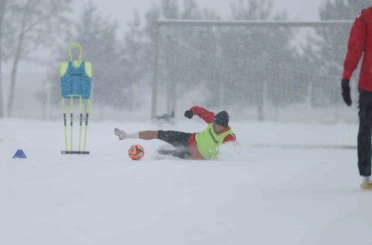 Sivasspor kar altında çalıştı 