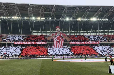 Sivasspor taraftarlarından Türk bayrağı koreografisi 