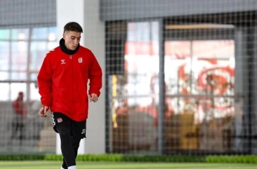 Sivasspor, yoğun kar sebebiyle kapalı sahada çalıştı 