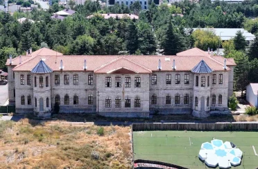 Sivas’ta 1 buçuk asırdır kesintisiz eğitim veren mektep günümüzde de eğitime ışık tutuyor 