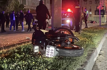 Sivas’ta aydınlatma direğine çarpan motosikletteki 2 kişi yola savruldu: 2 ağır yaralı 