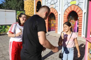 Sivas’ta çocuk sahibi olmayan çift, evlilik yıl dönümlerini lunaparkta onlarca çocuğu eğlendirerek kutladı 