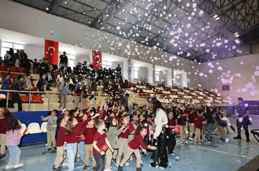 Sivas’ta çocuklar halk oyunlarıyla buluştu 