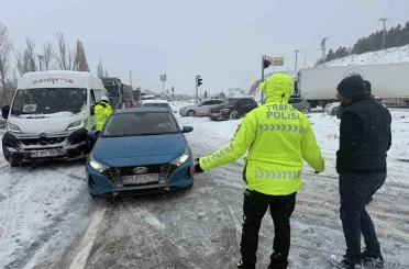 Sivas’ta etkili olan kar, hayatı durma noktasına getirdi 
