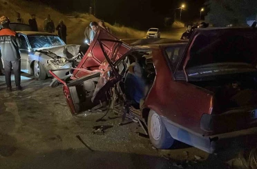 Sivas’ta gece saatlerine iki otomobilin çarpıştığı kazada 1 kişi öldü, 5 kişi yaralandı 