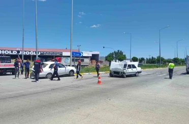 Sivas’ta iki otomobil çarpıştı: 2 yaralı 