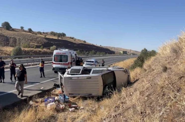 Sivas’ta kontrolden çıkan araç devrildi: 4 yaralı 